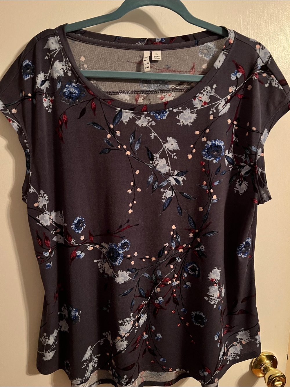 Elle Women's Floral Short-Sleeve Scoop Neck Top in Charcoal